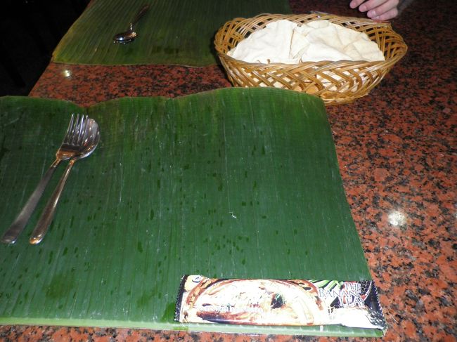 最初にバナナの葉っぱをテーブルに引いてもらい。サフランライスやスナックなどが運ばれてきました。