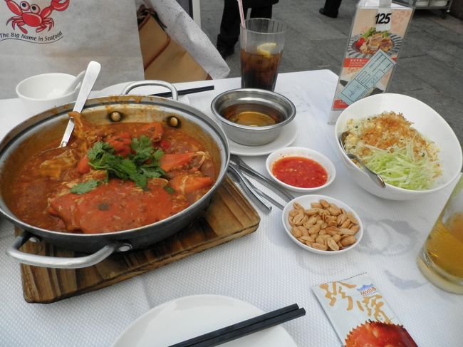 チリクラブがやってきました。大きなカニに甘辛いチリソースがかかっていておいしい！もう一つ食べれそう、これに揚げパンをつけて食べてもおいしかったー