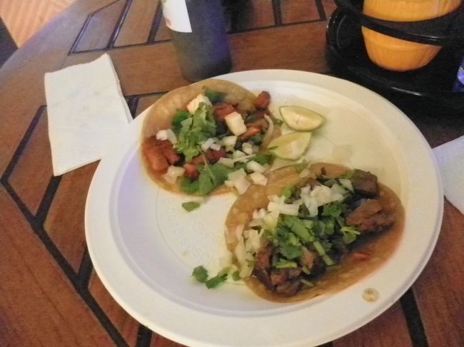 チリクラブの後にタコス屋に行ってしまいました。ここもおいしかった。周りではベリーダンス踊っている人もいて賑やかです。