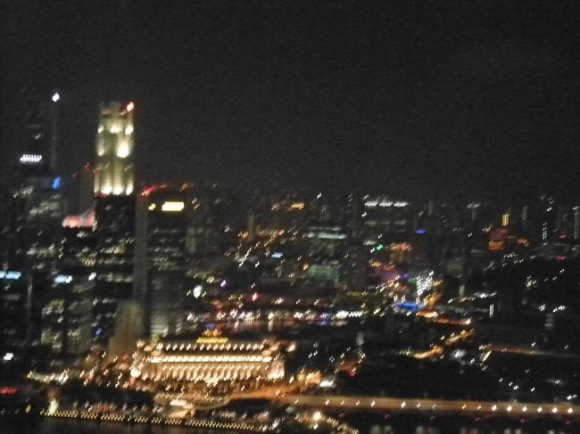 頂上までやってきました。怖くて下が見えない。。風もすごいけど景色は抜群に良いです。