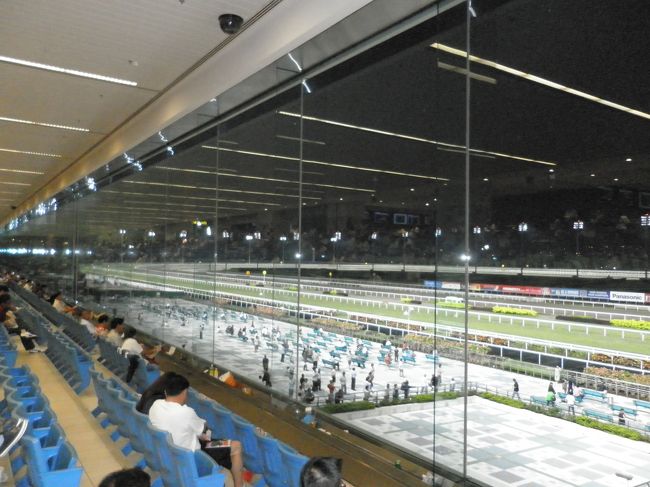 夜はクランジ競馬場にやってきました。初競馬を海外で経験。ビギナーズラックならず。。。<br />競馬の後ホテルに戻ったのは１２時くらい。<br />明日は朝８時の飛行機なので、４時すぎには起きないといけないと。