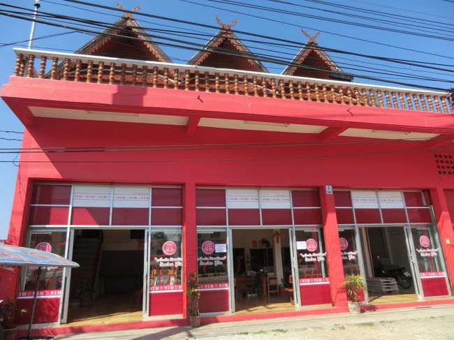 そうです・・・この赤い建物の手前を左折