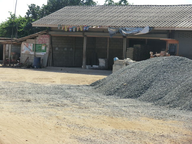 此処が分かりにくい・・・コンクリとブロックを作っています・・・此処を次の看板を