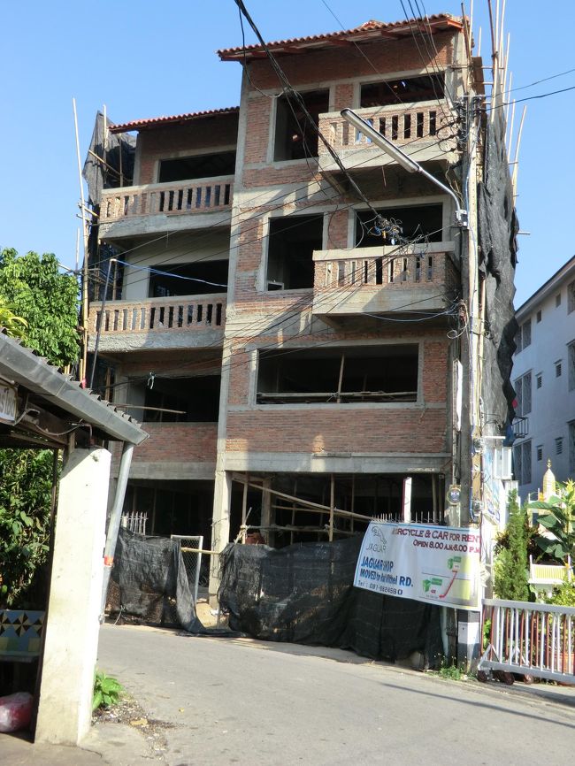 チェンマイのソンペット市場近く・・・足場は　竹