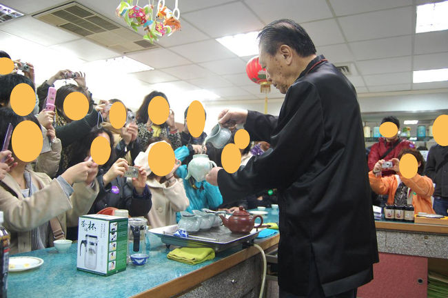 完全にテレフォンショッピング。<br />「カメラ構えて〜はい撮って〜」<br /><br />そしてとにかく売る！お茶を売る！<br />ツアーでの立寄りだけあって高いね！！<br /><br />私は買わなかったけど、寒かったので温かいお茶が飲めてよかったー<br />