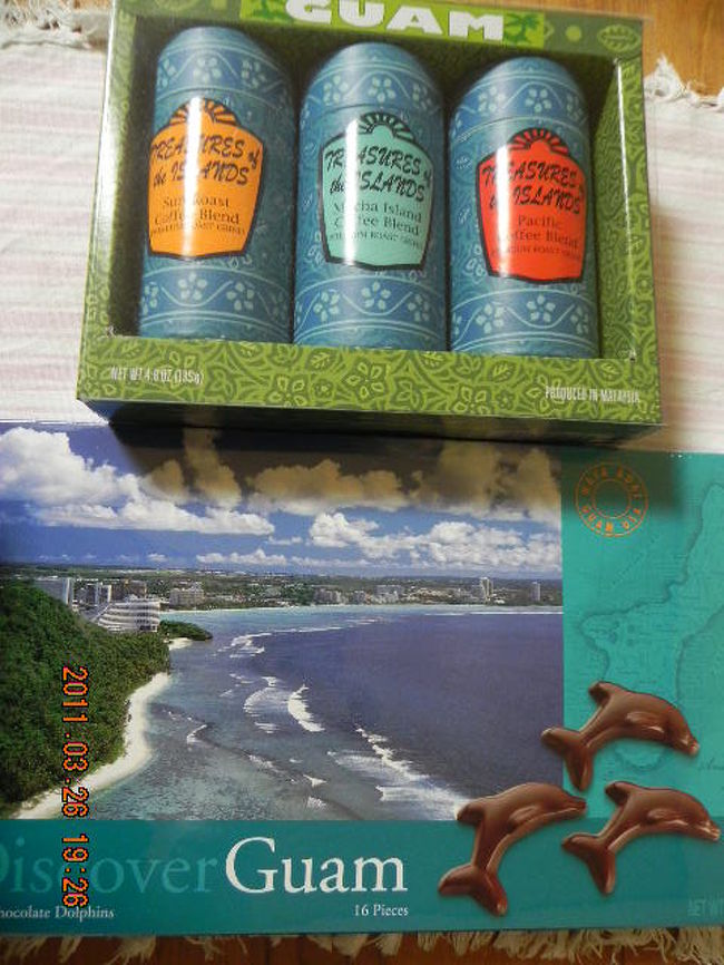 グアム空港のデューティーフリーで購入<br />イルカのチョコが７ドル５０セント<br />コーヒーのセットは１３ドルでした。<br />