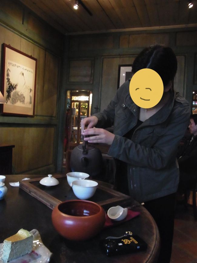 あとは自分たちで好きにお茶を楽しみます。<br />たしか同じ葉で８回ぐらいはいれられたはず。<br /><br />簡単そうに見えて結構難しい。<br />できたらカッコイイな。<br /><br />渡辺満里奈への道はまだまだだね！