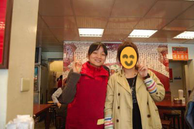 お店のお姉さんがすごくかわいかったので、一緒に写真を撮ってもらいました！<br />「シャッターを押して」ってことだと思ったみたいで、<br />「一緒に」とわかった途端に照れてました(笑)<br /><br />また会いたいな！