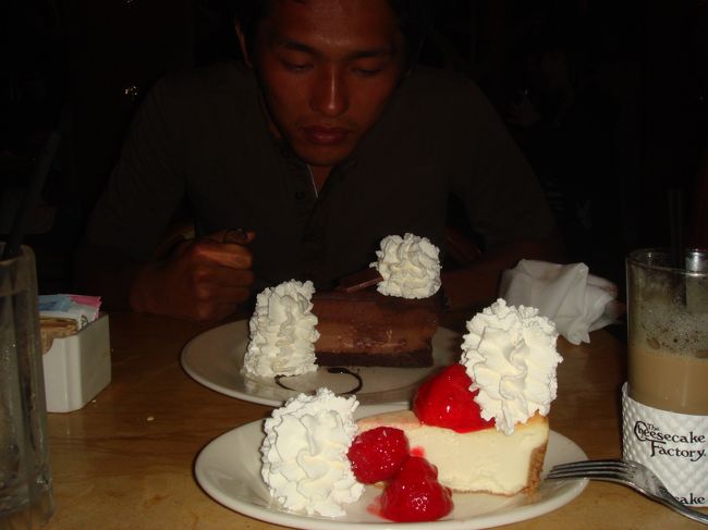 チーズケーキファクトリー<br /><br />30分位待ったような・・・<br />ボリューム満点、味はまぁまぁ<br />女性にはボリュームあり過ぎかも