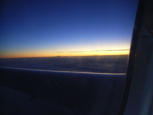 ★2月5日★<br /><br />リフエからホノルルの飛行機から見えた朝焼けです。<br />