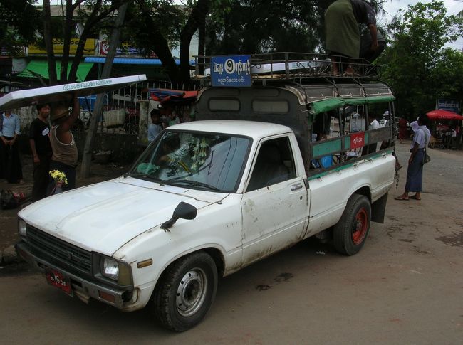 空港のタクシーサービスを利用してバゴー行きのバスターミナルに行くことにする。 <br />しかし連れてこられたのはどうみてもピックアップ乗り場。まあどっちにしろバゴーまで行ければ問題ない。 