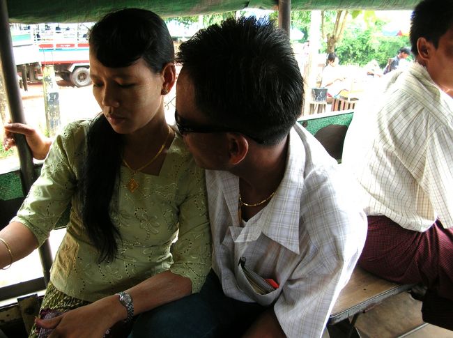 ピックアップの向いの席に座ってたカップル。<br />男は走行中、ずっと女性に何やら甘い言葉をささやいていました。<br />しかし日本人が同じ事をやってはいけません。 <br />何故ならこの乗り物は元はトラックです、つまり荷台に座らせれてるわけでしかも舗装されてるとはいえ悪路をはしります、振動で確実に舌をかんじゃいます。 