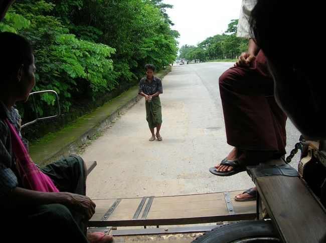 走行中、荷物を落として拾いに行く乗務員。<br /><br />写真の下のほうに古タイヤが写っていますが、奥にもう一つあってそちらは ずっと私が落ちないようおさえさせられてました。 
