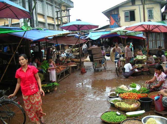 約2時間で到着。バゴーはわりと大きなマーケットや有名な寺院があり賑やかで見所も多いようだ。しかし残念ながら雨。 