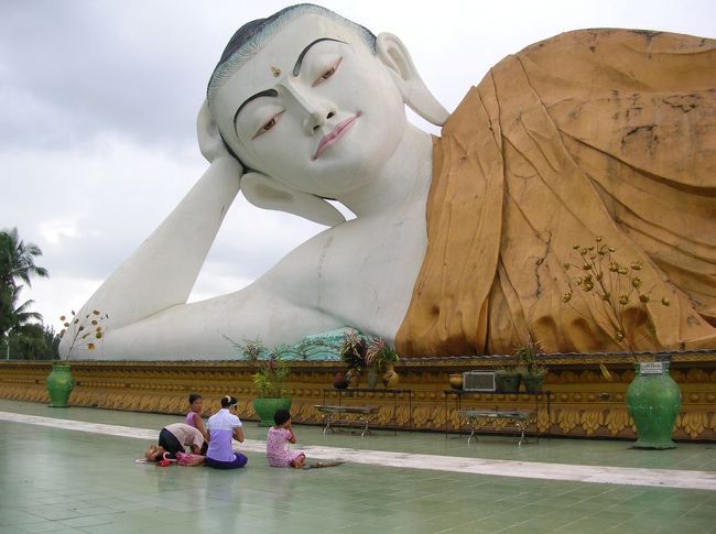 “寺院めぐりはどうでもよかった”<br />と言いましたが、シュエターリャウン寝仏だけは見てみたいと思ってた。<br />シュエターリャウン寝仏は全長は55m、高さは16m。994年にモン族の王によって建立され、その後モン族滅亡とともに忘れ去られ密林に眠っていましたが、イギリス植民地時代に発見されたそうです。<br /><br />こんな巨大なものを忘れてしまうなんて、ミャンマーの人ってのんきだなぁと思い眺めてたのですが、実はこれ新しくできたミャッ・タ・リャウン寝仏で、のんきなのは私の方でした。