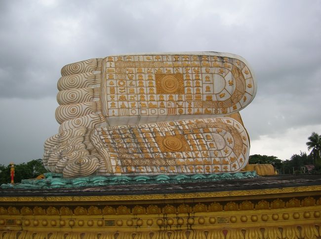 ミャッ・タ・リャウン寝仏の足の裏。