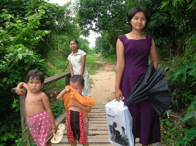 普通に生活道として普通の格好した人が普通に歩いてます。 