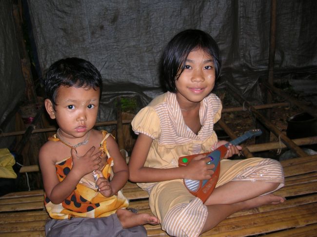 ガイドの家に着くと彼は私と家族を残しどこかに消えてしまった。<br />そして約1時間後、彼は肉料理やら子供のおもちゃの電池などを 手に帰ってきた。彼の家は8畳程度の広さしかなく、写真はガイドの子供達だが、後方の床がなく下が丸見えになってる。お金が無く家の床の1/3はまだ出来てないそうだ。 <br />子どもは４人いて経済的理由から学校には通ってないそうだ。「それならあんた煙草やめろ」とチェーンスモーカーのガイドに言ってやりました。