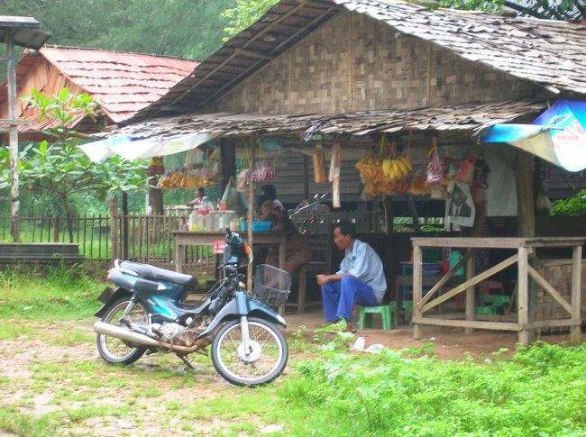 ガイドの名前はトントン。日本語を話し、見るからに胡散臭いし少々あつかましい。しかし、悪人ではなさそうだ。<br /><br />それにしても、たった3000kで何だか急に羽振りがよくなりテンションもあがりっぱなしだ。う〜ん、さては入域料の10ドルも懐に入れたな。 実際、最後に入域料のレシートを見せてみろと言ったら、大げさに自分のおでこをたたいて、あ〜！友達の所に忘れてきた！とか言い訳してた。 まあ別に誰に払おうがお寺に入れたしいいんだけどね。写真は彼の家ではなくチャイプーンパヤー前の商店。 