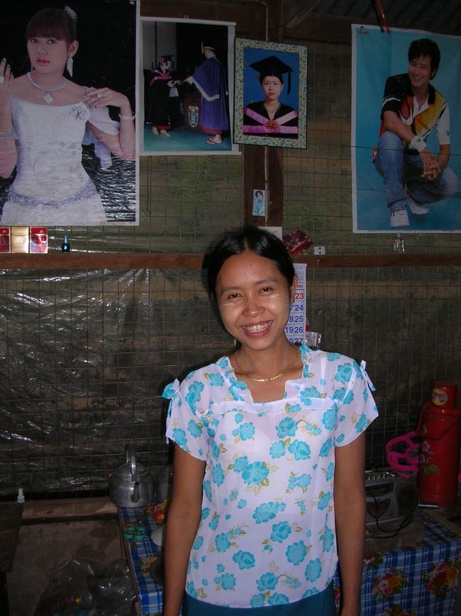 シュエグーガラー・パヤーのみやげ物屋のお姉さん。<br />後ろにミャンマースターのポスターと並んで彼女の大学卒業時の写真がかざってあります。<br />ミャンマー旅行中、時々このように土産物屋や商店で、そこで働く店員さんたちの大学卒業時の写真が店内に飾ってあるのを目にしました。大学を出ても中々専門知識を活かした仕事に就けないということなのでしょうか。