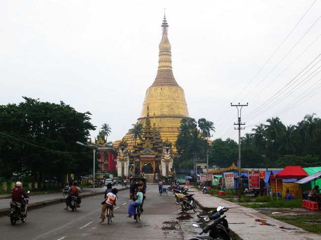 バゴーの顔とも言うべきシュエモード・パヤー、高さ114m。