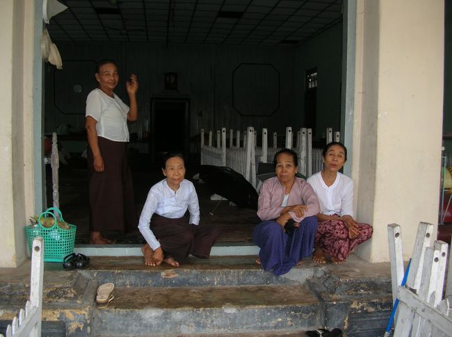 シュエモードパヤーに参拝に来てたおばちゃん。