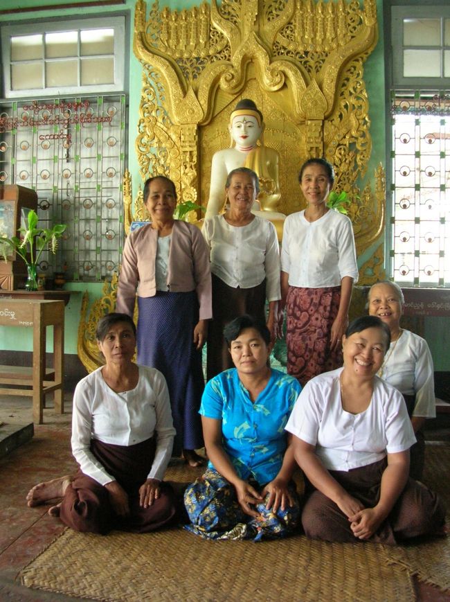 上の写真の建物の中にいたおばちゃん達。お釈迦様といっしょに。 