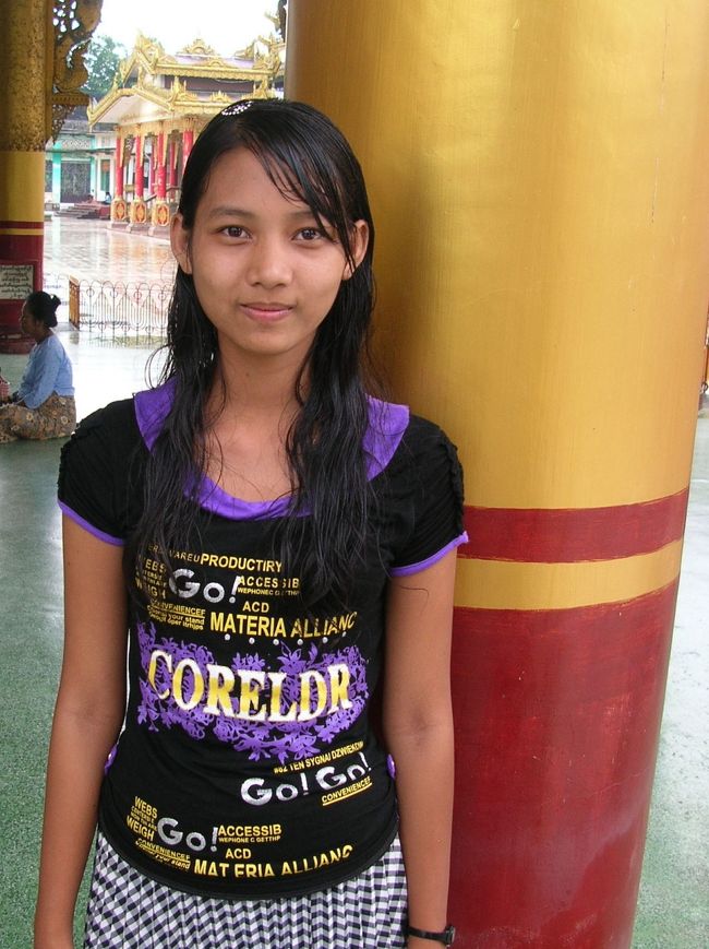 シュエモードパヤーでちょっとカワイイ女の子に一瞬、目を奪われた。すると後ろからやってきた男がそれに感づき、ニヤニヤしながら私の方を見てる。<br />恥ずかしいしバツが悪くて男から目をそらそうとしたら、男は女の子を指差して写真を撮れという。私が躊躇してると男は、親切にも女の子を呼び止めてくれた。 ありがたいんだけど、おせっかいな男やなぁと思ってたら何とその男は女の子の父親だった。 