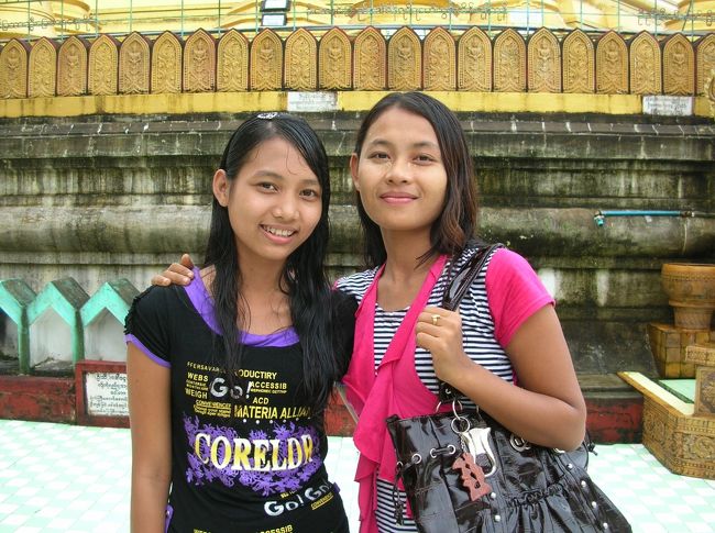 さらにお姉さんもいっしょに。それにしても見ず知らずの小汚い外国人に、自分の娘の写真を撮れと勧めてくれるミャンマー人 て素朴でいい人たちですね。 