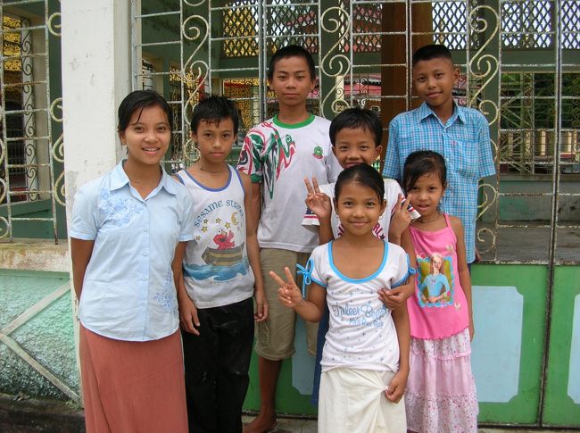 シュエモードパヤーで遊んでた子供達。この中の一人が中国製のデジカメを持ってた。我々のデジカメのモニターを見て喜んで くれる日はそう長くないかな。 