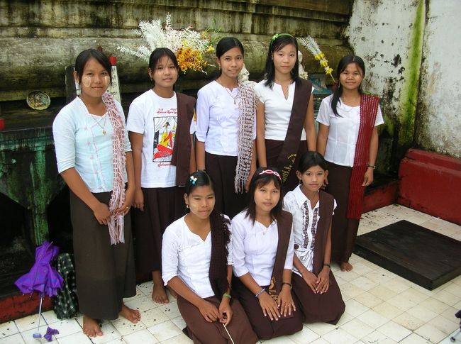 シュエモードパヤーに献花に訪れてた女子学生さん？<br /><br />ガイドのトントンとはこのシュエモード・パヤーでわかれて一人で行動。しかし彼はいつも私の泊まった宿（エンペラーモーテル） の前あたりで観光客を待ってるので、この後も数回出会った。 