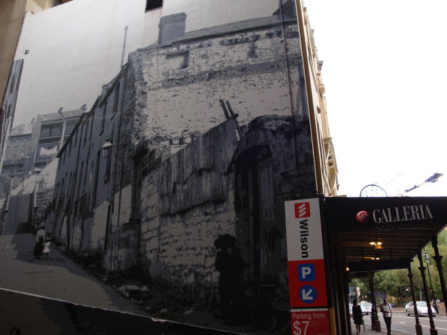 ホテルから左折してロックス方面へ行こうとすると壁画が！