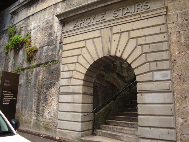 この階段からハーバーブリッジへ続く道へとあがります