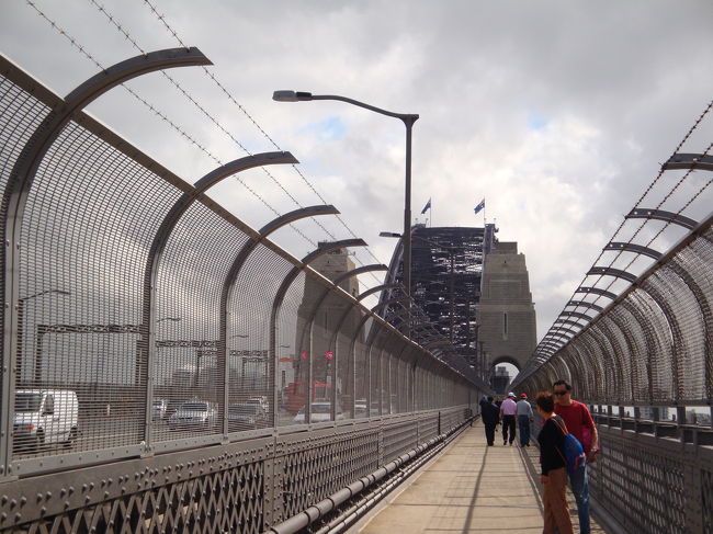 旅の目的の一つ、<br />ハーバーブリッジを歩いて渡ります