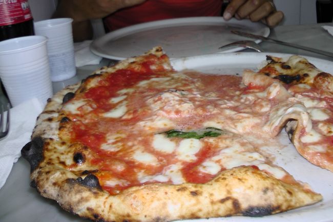 マルゲリータ　ダブルモッツアレラを注文<br /><br />イタリア人は1人1枚。<br />さすがに私たちは2人で1枚。<br />でも満腹です。<br />忘れられない味！