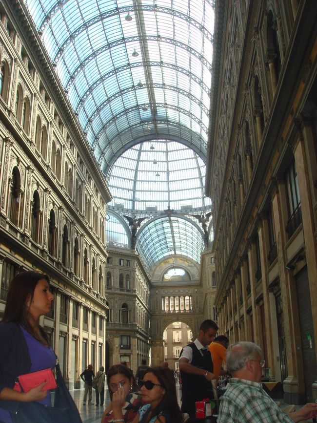 ウンベルト1世ガレリア<br /><br />11時オープンのお店<br />オープンしたのは12時過ぎ・・・<br />イタリアでは当たり前！？