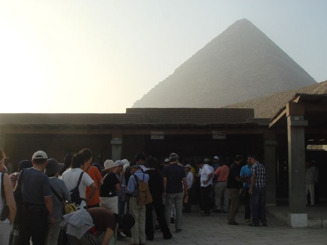クフ王のピラミッドへ入場する為<br />8時前に並びました