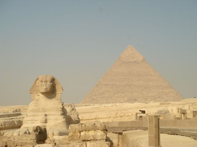 ピラミッドエリアからスフィンクスまでは<br />距離があります<br />近そうに見えるけど・・・