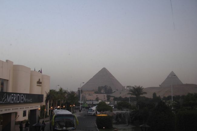ホテルの部屋から見た<br />ピラミッド