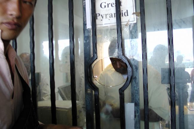 チケット売り場<br /><br />エジプト人と外国人では<br />入場料が違うらしい