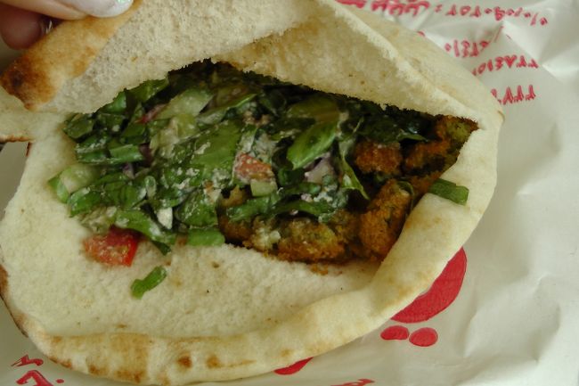 ホテル近くのファーストフード！？で買った<br />揚げた豆＆野菜がピタパンに入っているもの<br /><br />50円もしなかったような・・・<br />美味しかったです