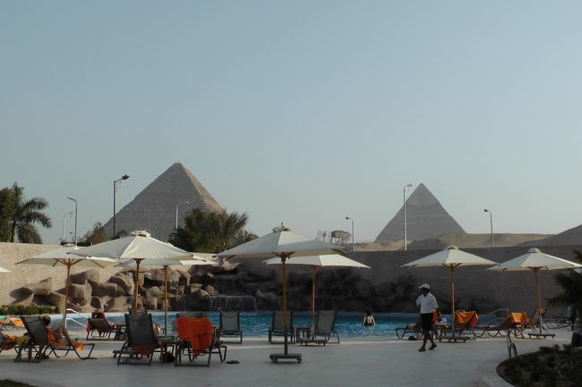 ホテルのプール<br /><br />日中、行動するには暑くてしんど過ぎるので<br />このプールでのんびり<br />観光は午前中か夕方が良いです