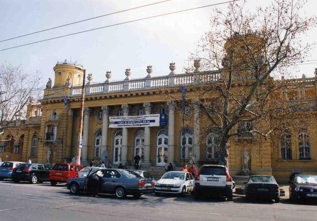 市民公園の中にあるセーチェニ温泉。<br />ハンガリーの温泉のほとんどは水着着用で混浴です。プールに入るには水泳帽が必要です。<br />入場料を払ってカードを受け取ります。<br />入り口の機械にカードのバーコードを通して男女別のロッカーに。水着に着替えます。<br />ロッカーは開いている好きなところを使えます。ロッカーの鍵は係員の人に閉めてもらいます。ロッカーを閉めてもらうと鍵の代わりに番号札を渡されますが、ロッカーの番号と関係ない番号を渡されるのでロッカーの場所を忘れないようにしましょう。<br />温泉にはビーチサンダルとタオルを持っていくとベスト。このカードはロッカーにしまって大丈夫。次に必要なのは帰りです。