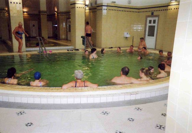 屋外には温泉が二つとプールが一つ。先ほど述べたように帽子着用じゃないとプールには入れません。 <br />建物の中はお風呂がたくさん。水風呂から40℃前後まであって楽しめます。<br />セーチェニ温泉では最初にバーコードを通した時間から着替え終わって外に出るまでの時間が２時間以内だと600フォリント、３時間以内だと300フォリント帰ってきます。<br />出口で係員の人に入り口で受け取ったカードを返すと機械で読み取って、紙を渡されます。その紙を出てすぐの窓口に差し出すと返金してくれます。紙を受け取ったまま忘れそうになるので返金してもらうのを忘れないように注意しましょう。