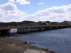 そして、京阪宇治駅には12:15頃に到着。
駅を出てすぐ、目の前には宇治川に架かる宇治橋が望めた。
宇治橋は、大化2年(646)に日本で最初に架けられた橋らしい。
現在の橋は平成8年に架け替えられたものだが、高欄を伝統的な木製のものにするなど、歴史ある町に相応しい姿をしている。
後でゆっくり渡ってみようと考えていたのに、別の橋を渡ってしまい、結局渡らず仕舞いとなった。