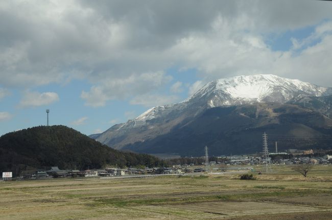 名古屋駅を過ぎ、関ケ原に差し掛かると、今回も伊吹山が出迎えてくれた。<br />まだ山頂付近には雪が残っている。