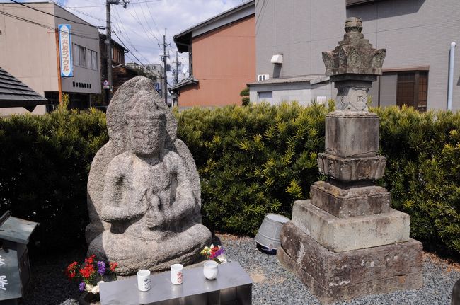 その宇治橋東詰には石仏があった。<br />鎌倉時代に彫られた聖観音菩薩坐像で、地元では『東屋観音』と呼ばれて親しまれているそうだ。<br />そこは、源氏物語宇治十帖（６）東屋の古蹟とされていて、そのことを示す碑も立っていた。