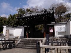 通圓茶屋を後にして、宇治川沿いを宇治上神社へ。
途中、宇治橋断碑のある法生院常光寺に立ち寄った。
この寺は、大化２年(646)を創建とする歴史ある寺で、鎌倉時代後期の弘安４年(1281)に叡尊がこの地に再興し、宇治橋の管理を任されたことから通称『橋寺』と呼ばれるようになったそうだ。