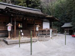 宇治神社の先に、宇治上神社が鎮座している。
元々、宇治上神社と宇治神社は二社一体だったそうだ。
拝殿は、鎌倉時代に建てられたもので、縋破風（すがるはふ）などが特徴的な平安時代の住宅建築を持つもので、国宝に指定されている。
優雅な趣のある建物で、宇治離宮『宇治院』を移築したと云われているのがわかる気がした。