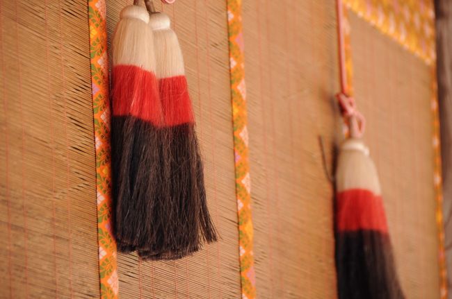 拝殿裏側の蔀戸(しとみど)には、美しい飾りが掛けられていた。<br />和の美しさは絵になる。